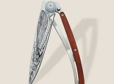 Korallenholz / Libelle